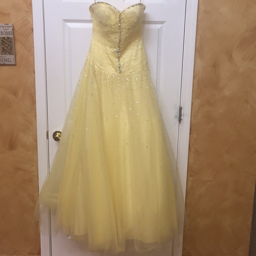 Beautiful yellow Prom dress